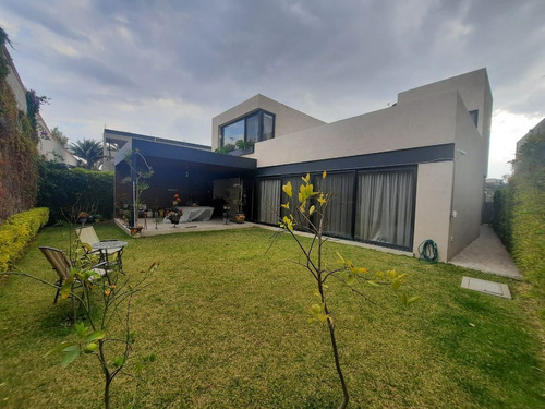 Hermosa Residencia En Altozano,  Terreno De 498 M2, De Super