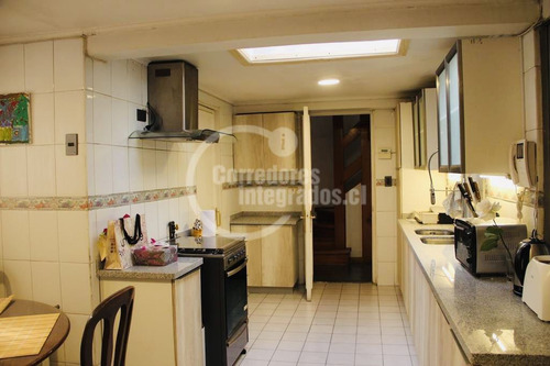 Casa En Venta De 5 Dorm. En Las Condes