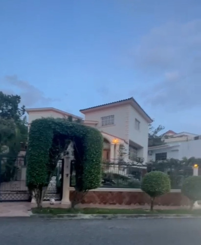 Hermosa Y Amplia Casa En Arroyo Hondo 