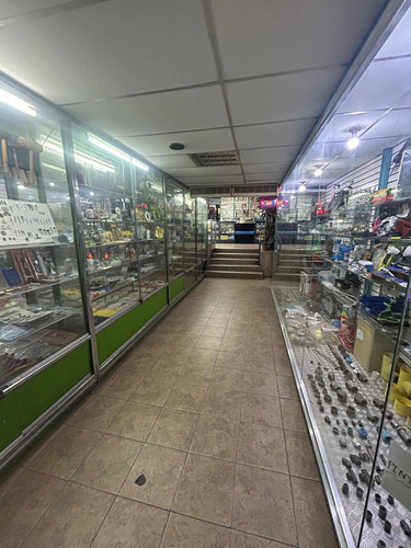 Local Comercial Con Fondo De Comercio, Centro De Caracas.