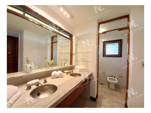 Imagen 9 de 30 de Vende Y Alquila Gran Casa De 5 Dormitorios En Playa Mansa, Punta Del Este