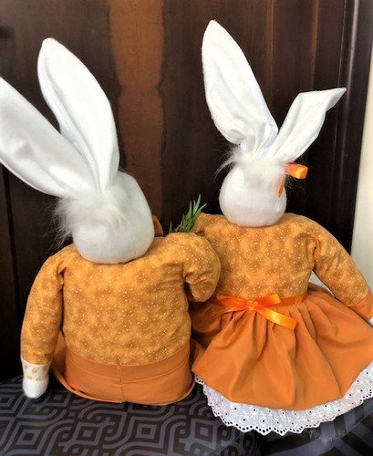 Imagem 7 de 9 de Casal Coelho Sentado Decorativo Em Tecido 90cm Cada