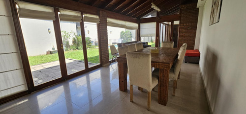 Casa Estilo Chalet 5 Ambientes Con Quincho, Pileta Y Cochera En Palomar