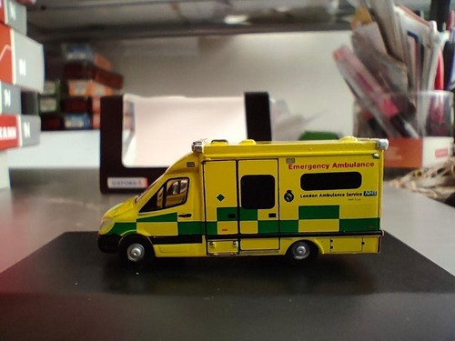 Imagen 1 de 7 de Ambulancia  Oxford, Escala N, En Miniatura Mercedes Benz