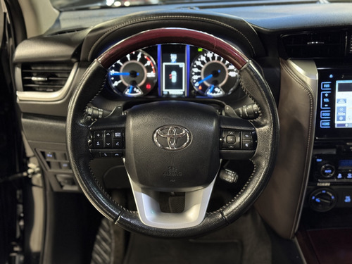Toyota Hilux SW4 2.8 SRX 4X4 7 LUGARES 16V TURBO INTERCOOLER DIESEL 4P AUTOMÁTICO