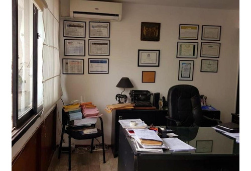 Imagen 10 de 12 de Oficina De 4 Ambientes Con Cochera A La Venta En El Centro