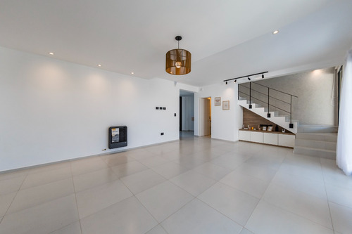 Moderna Casa Docta Etapa 2 Con Pileta