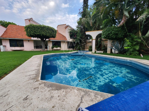 Casa En Venta En Col. Volcanes De Cuautla Apta A Créditos Con 3 Recamaras Amplias