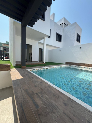 Casa En Venta En Lomas De La Rioja Con Alberca, Roof Garden, 3 Recámaras Y Un Estudio Que Puede Ser 4ta. Recámara, Riviera Veracruzana