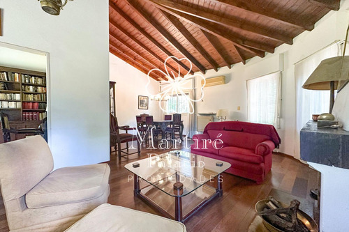 Casa En Venta. Barrio Los Tilos. Jardin Y Pileta