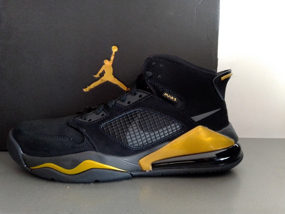 jordan retro negro con dorado