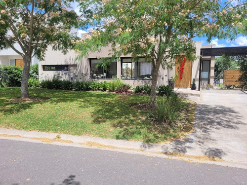 Casa En Venta En Santa Guadalupe, Pilar Del Este, Pilar