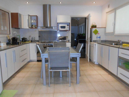 Chalet Moderno, En Dos Plantas, De 4 Dormitorios, Doble Gara