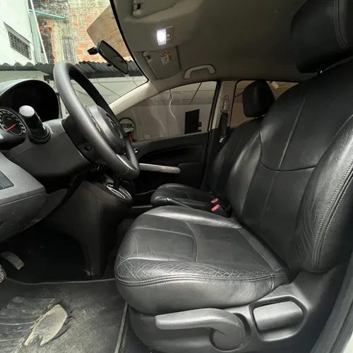 Mazda 2 Hb At 1.5cc 2015