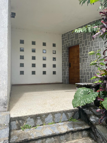 Casa En Alquiler 520 M2 - Urb. Los Palos Grandes