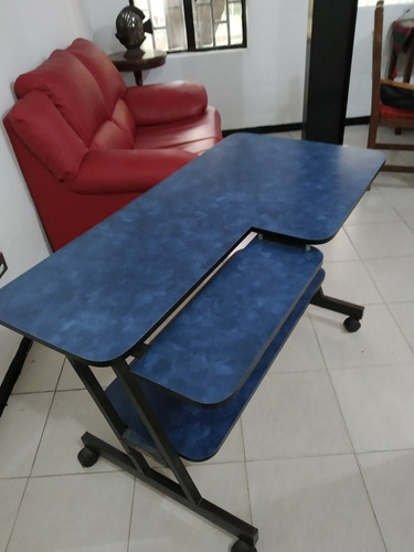 Mesa Para Computadora Y Ruedas 47x23,5x28 De Alto Y 19 Cms