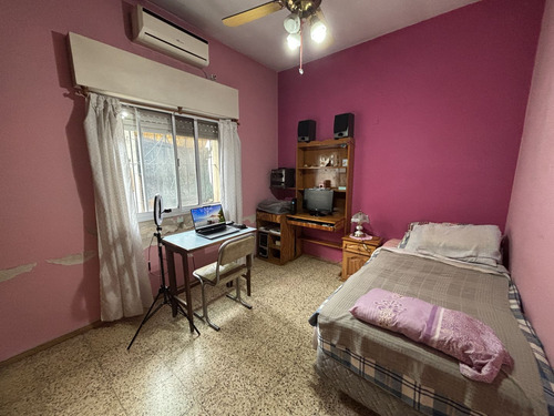 Casa 2 Dormitorios, Amplio Jardín Con Galpón Y Dpto Al Fondo
