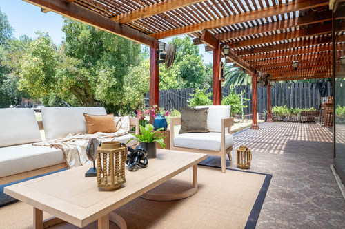 Vive Seguro En Chicureo: Casa Chilena En Condominio Central