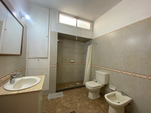Lega Propiedades Vende En Exclusividad Excelente Inmueble De 4 Dormitorios, 2 Cocinas, 2 Baños Y Garage, Con Gran Potencial En El Centro De La Ciudad De La Paz.