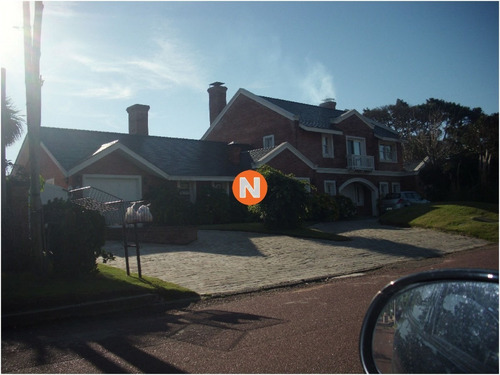 Casa En Venta Y Alquiler, Mansa, Punta Del Este, 5 Dormitorios.- Ref: 205107