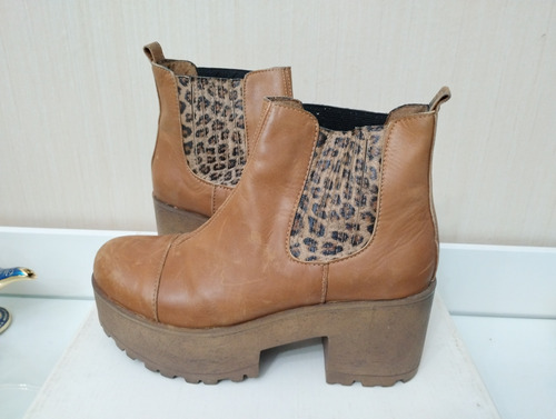 Botas Con Plataforma Marrón Camel De Cuero Con Animal Print 