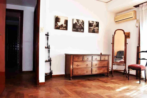 Casa En Venta - 4 Dormitorios 2 Baños - Cochera - 246mts2 - Villa Real
