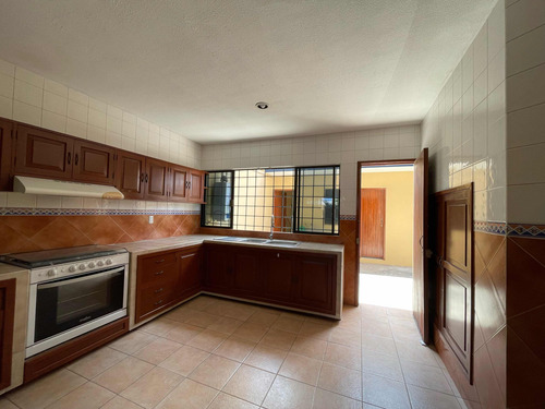 Casa De Dos Niveles En Venta En El Fracc. Virginia En Boca Del Río, Veracruzubicada En Uno De Los Fraccionamientos De Mayor Plusvalía En El Puerto De Veracruz, A 50m De La Ave. Juan Pablo Ii