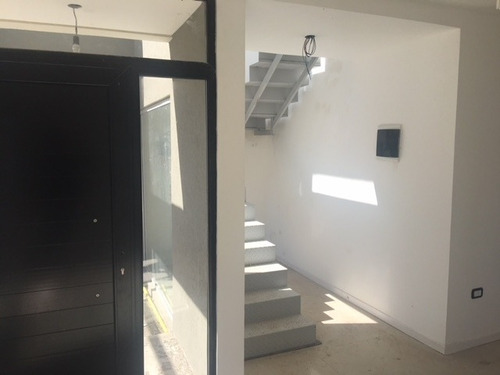 Calle 27 E/ 462 Y 464 City Bell. Dúplex En Venta 2 Dormitori