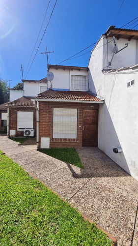 Duplex De 2 Ambientes En Dos Plantas Con Patio Y Espacio En Comun, Villa Luzuriaga. Bajas Expensas