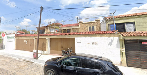 Casa En Remate Bancario En Calz. De Los Pirules, Granja, Zapopan, Jalisco (60% Descuento, Excelente Plusvalía) ¡gran Oportunidad De Inversión! - Sk12