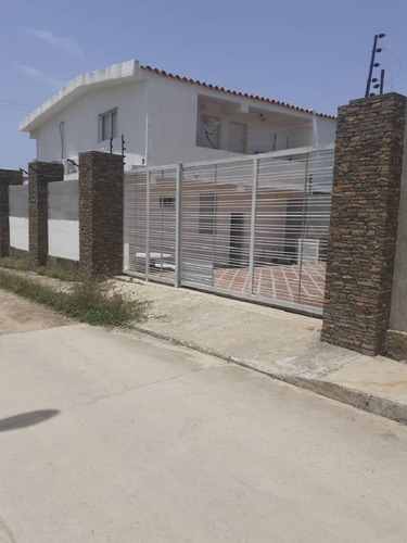Imagen 2 de 13 de Townhouse Ubicado En La Urb Vista Mar En Agua De Vaca