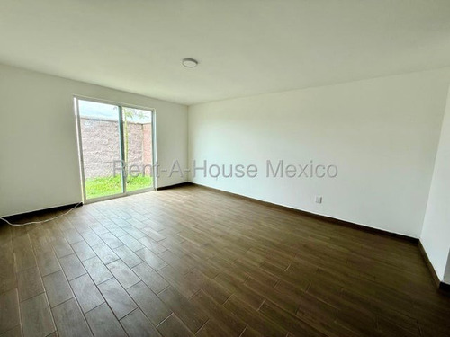 Casa De 1 Nivel Con Sala De Tv Y 3 Recámaras, Venta - Santa Rosa Jauregui