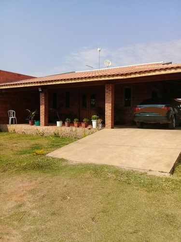 Casa Chácara 2 Dormitórios (1 Suite)