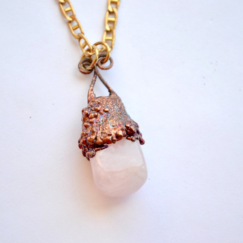 Imagen 2 de 8 de Colgante De Cuarzo Rosa Con Cobre Y Cadena De Bronce, Cod1