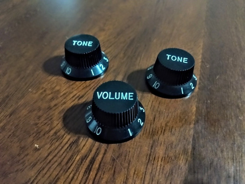 Imagem 1 de 3 de Kit 3 Knobs Para Strato - 1 Volume 2 Tone Preto