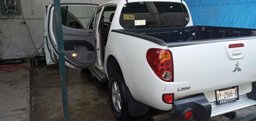 Imagen 14 de 15 de Mitsubishi L200 2014 2.4 Cabina Doble 4x2 Mt