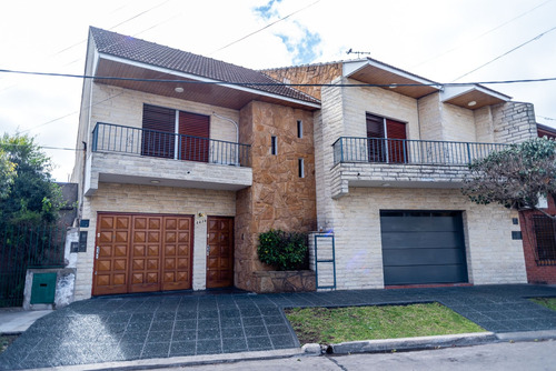 Venta Casa Dos Ambientes , Jardin Y Cochera