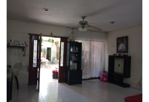 Casa En Venta En El Centro, De 6 Recamaras, Locales Y Piscina