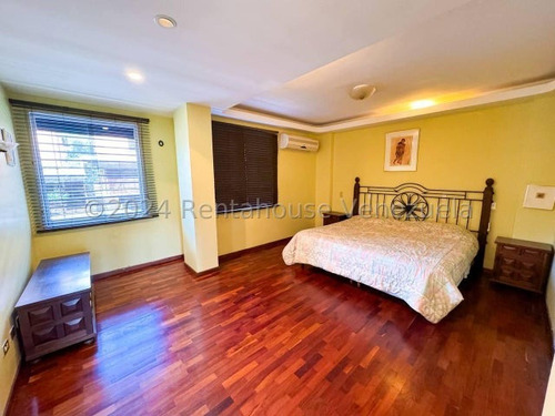 En Venta Extraordinario Townhouse Con Diseño Super Exclusivo Con Hall De Acceso, Cocina Remodelada Pantry, Terrazas Y Jacuzzi, Cuenta Con Arboles Frutales Vi Mls #25-1037