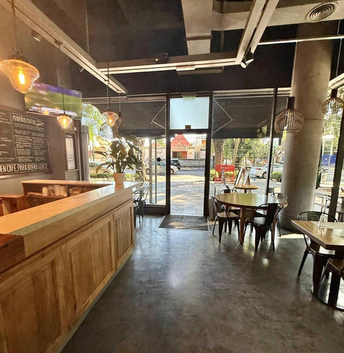 Espectacular Local Sobre Av. Libertador Con Cocheras, Apto Gastronómico, En Martinez.