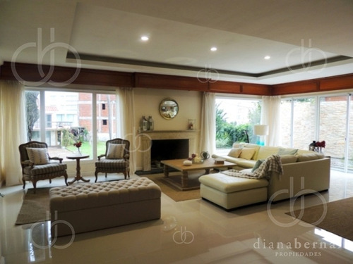 Casa En Mansa, Punta Del Este, 5 Dormitorios, Piscina Y Vista Al Mar. - Ref: 42107