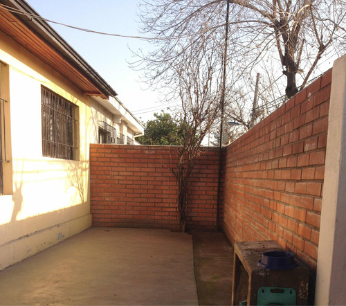 Casa 4 Dormitorios Y 2 Baños. Estacionamiento Para 3 Autos.
