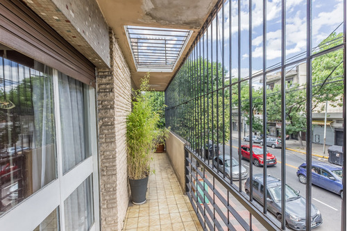 Ph En Piso Con Entrada Independiente De 3 Ambientes, Con Patio, Balcón, Cochera Y Terraza En Venta En Boedo, Caba.