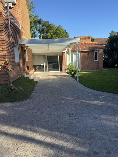 Casa En Venta - 3 Dormitorios 3 Baños - Cochera - 1.100mts2 - Campana