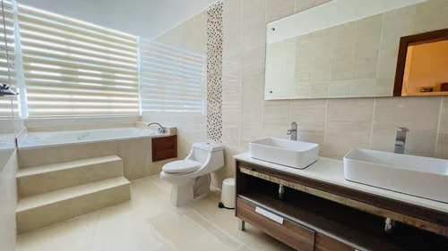 Apartamento Penthouse Amueblado En Alquiler En Evaristo Morales, Cercano A Sectores Como Piantini, Paraiso
