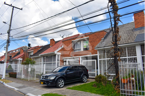 Encantadora Casa De 2 Niveles Totalmente Remodelada Con Excelente Iluminación En La Floresta, Bogotá