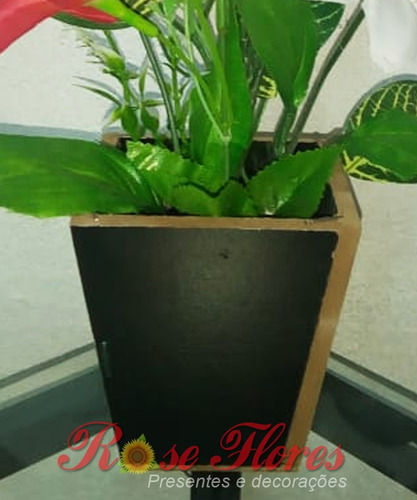 Arranjo Artificial De Flores Com Vaso De Madeira.