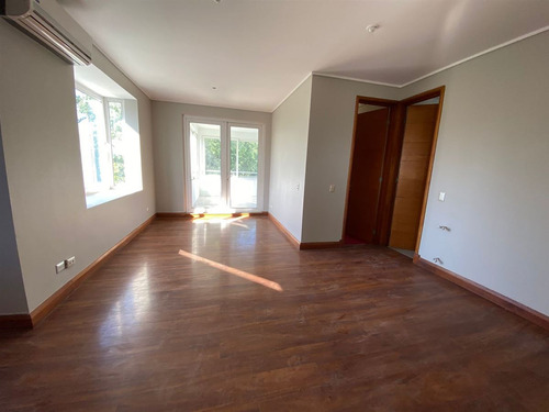 Casa En Venta De 7 Dorm. En Colina