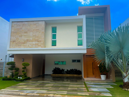 Elegante Casa Con Piscina En Proyecto Cerrado