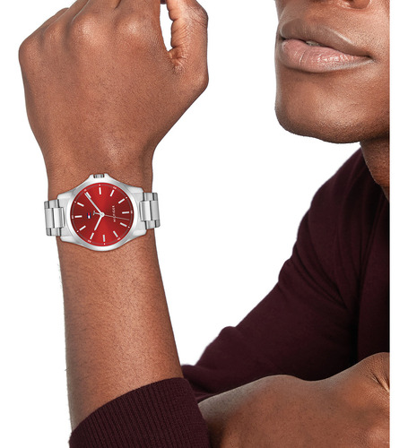 Reloj Tommy Hilfiger Hombre 1710677 Casual Malla Plateado Bisel Plateado Fondo Rojo